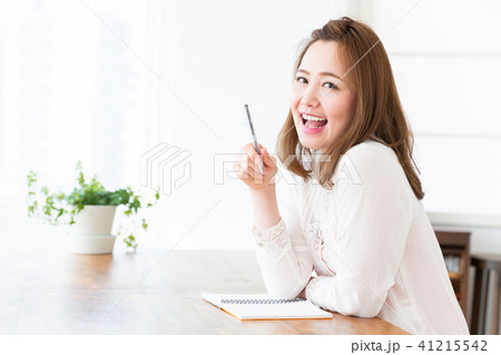 メモをする女性 41215542