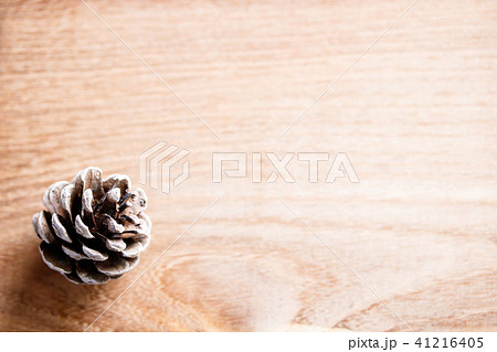 背景素材・木目と小さな松ぼっくり 41216405
