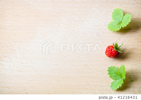 背景素材・木目とワイルドストロベリー 背景素材・木目とワイルドストロベリー 41216431