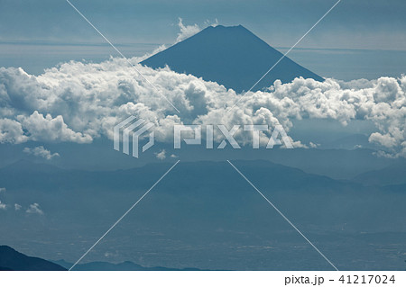 八ヶ岳連峰・赤岳稜線から見る雲上の富士山 41217024