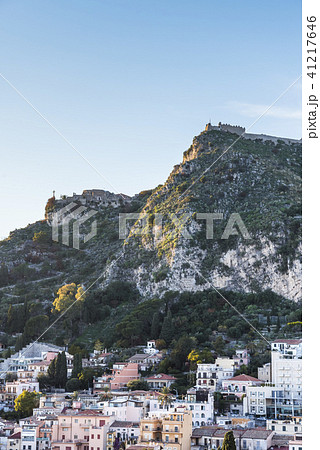 山頂の教会十字架と要塞を見るタオルミーナの街並み 41217646