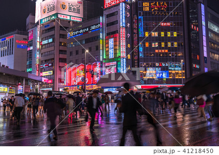 《東京都》新宿西口・繁華街《雨天》 41218450