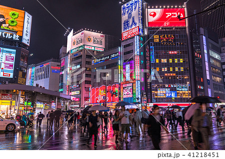 東京都 新宿西口 繁華街 雨天 の写真素材