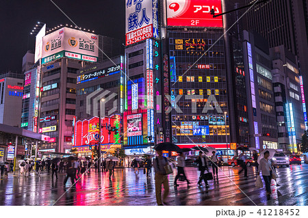 東京都 新宿西口 繁華街 雨天 の写真素材