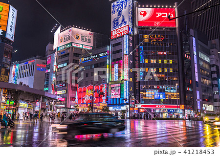 東京都 新宿西口 繁華街 雨天 の写真素材