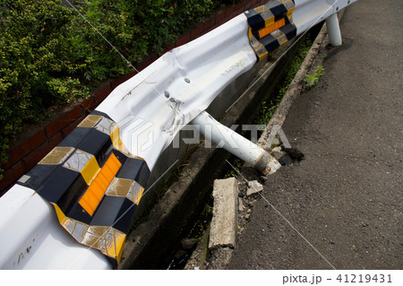 ぶつかって歪んだガードレールの写真素材