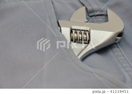 作業ズボンのポケットに入れられたモンキーレンチ 41219451