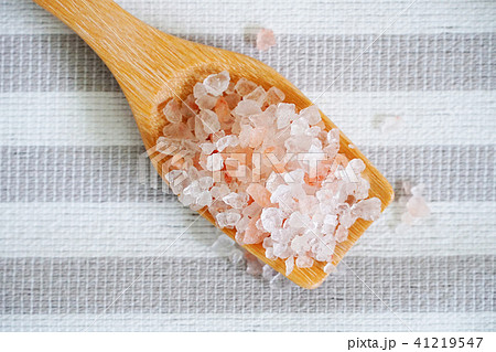 Himalayan pink salt in the spoon on the table. 41219547