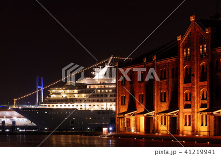 横浜 大さん橋に停泊中の飛鳥IIと赤レンガ倉庫の夜景 41219941