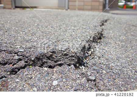 割れたアスファルトの写真素材