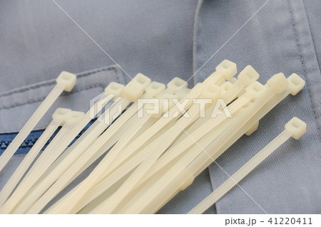 作業服の上に置かれた結束バンド 作業服の上に置かれた結束バンド 41220411