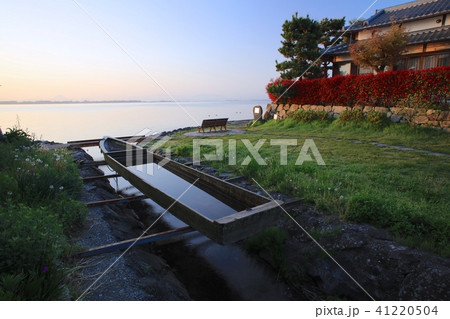 朝焼けの琵琶湖湖畔 堅田藩陣屋跡 琵琶湖国定公園の写真素材