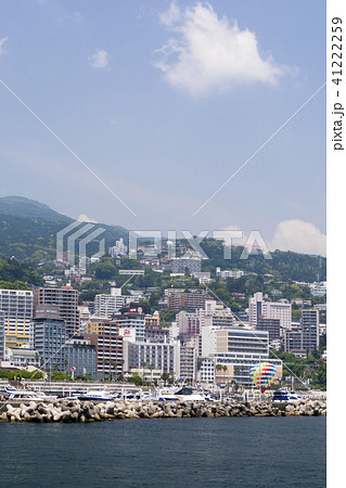 復活する熱海ホテル街と伊豆の山脈 41222259