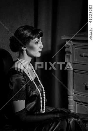 Retro Vintage fashion girl 41223202