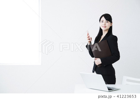 ビジネス オフィス 女性 パソコン ビジネスウーマン ビジネス オフィス 女性 パソコン ビジネスウーマン 41223653