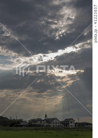 天使の梯子と教会 41223837