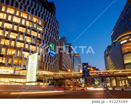 夕暮れの大阪梅田 リニューアルした阪神梅田本店 夕暮れの大阪梅田 リニューアルした阪神梅田本店 41224164