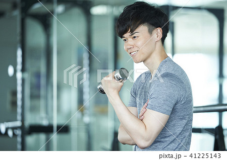 フィットネス　男性　ダンベルカール 41225143