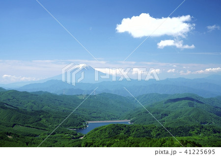 青空に浮かぶ富士山 (撮影地:大菩薩嶺、唐松尾根) 青空に浮かぶ富士山 (撮影地:大菩薩嶺、唐松尾根) 41225695