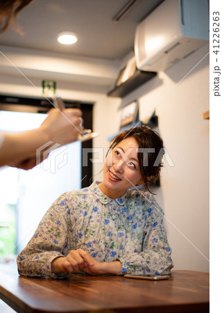 カフェ　女性　ライフスタイル 41226263