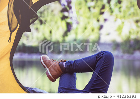 girl hiker in a tent 41226393