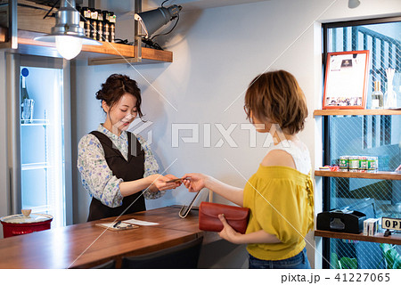 カフェ　女性　ライフスタイル 41227065