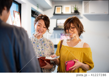 支払い レジ 女性 支払い レジ 女性 41227286