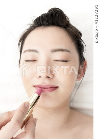 リップカラー　若い女性のビューティーイメージ 41227291