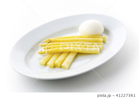 ホワイトアスパラガスとゆで玉子添え 41227361