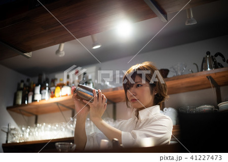 バーテンダー　女性 41227473