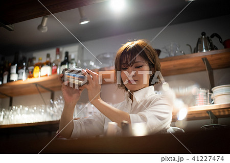バーテンダー 女性 バーテンダー 女性 41227474