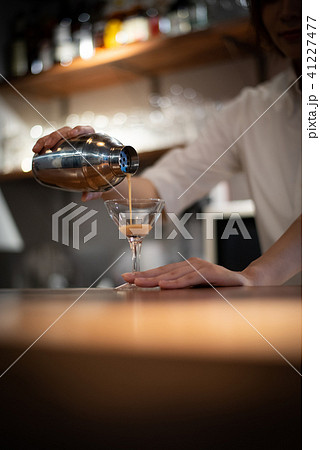 バーテンダー 女性 バーテンダー 女性 41227477