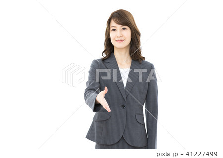 ビジネスウーマン　握手 41227499