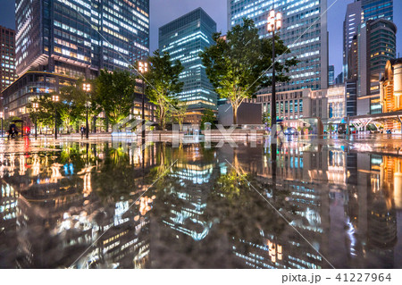 東京都 雨降る丸の内 水鏡の写真素材