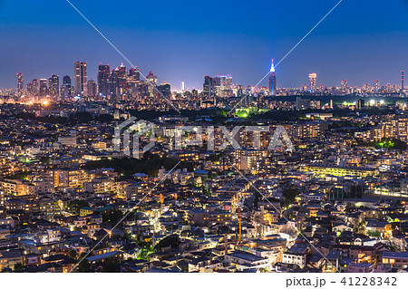 《東京都》高層ビルと住宅街の夜景 41228342