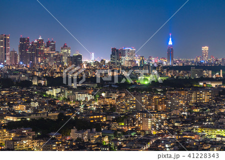 《東京都》高層ビルと住宅街の夜景 41228343