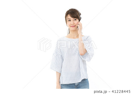 若い女性　スマートフォン 41228445