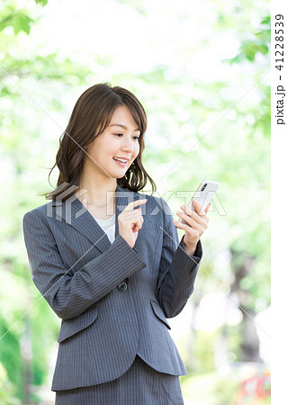 ビジネスウーマン 新緑 スマートフォン ビジネスウーマン 新緑 スマートフォン 41228539