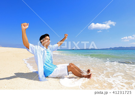 沖縄の美しいビーチで寛ぐ男性 沖縄の美しいビーチで寛ぐ男性 41231725