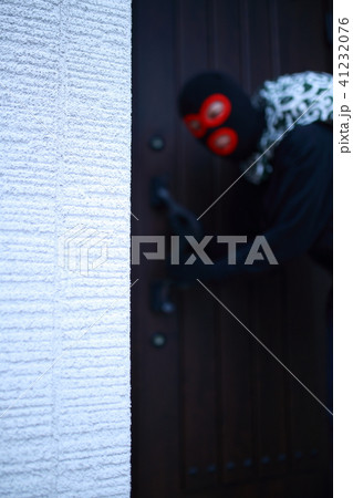 男性1人 (住居侵入 泥棒 犯罪 違法 犯人 悪人 盗難 目出し帽 変装 容疑者 事件 犯罪者) 41232076