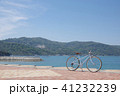 しまなみ海道伯方ビーチの海を背景におしゃれなミキストフレームのクロスバイク 41232239