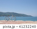 しまなみ海道伯方ビーチの海を背景におしゃれなミキストフレームのクロスバイク 41232240