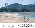 しまなみ海道伯方ビーチの海を背景におしゃれなミキストフレームのクロスバイク 41232241