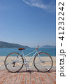 しまなみ海道伯方ビーチの海を背景におしゃれなミキストフレームのクロスバイク 41232242