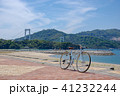 しまなみ海道伯方ビーチの海を背景におしゃれなミキストフレームのクロスバイク 41232244