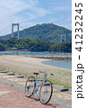 しまなみ海道伯方ビーチの海を背景におしゃれなミキストフレームのクロスバイク 41232245
