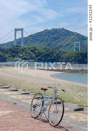 しまなみ海道伯方ビーチの海を背景におしゃれなミキストフレームの 