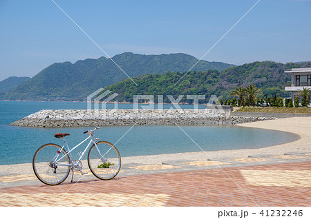 しまなみ海道伯方ビーチの海を背景におしゃれなミキストフレームのクロスバイクの写真素材