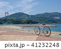 しまなみ海道伯方ビーチの海を背景におしゃれなミキストフレームのクロスバイク 41232248
