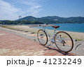 しまなみ海道伯方ビーチの海を背景におしゃれなミキストフレームのクロスバイク 41232249